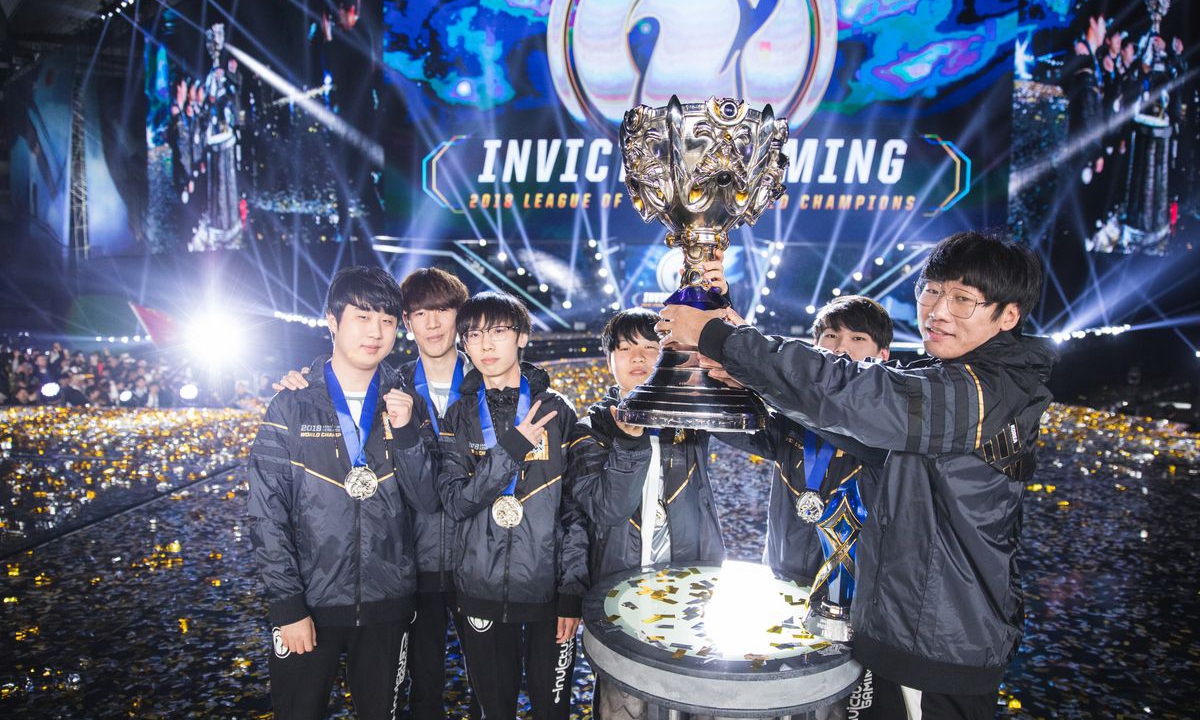 S15LOL全球总决赛粉丝见面会，选手与观众亲密互动