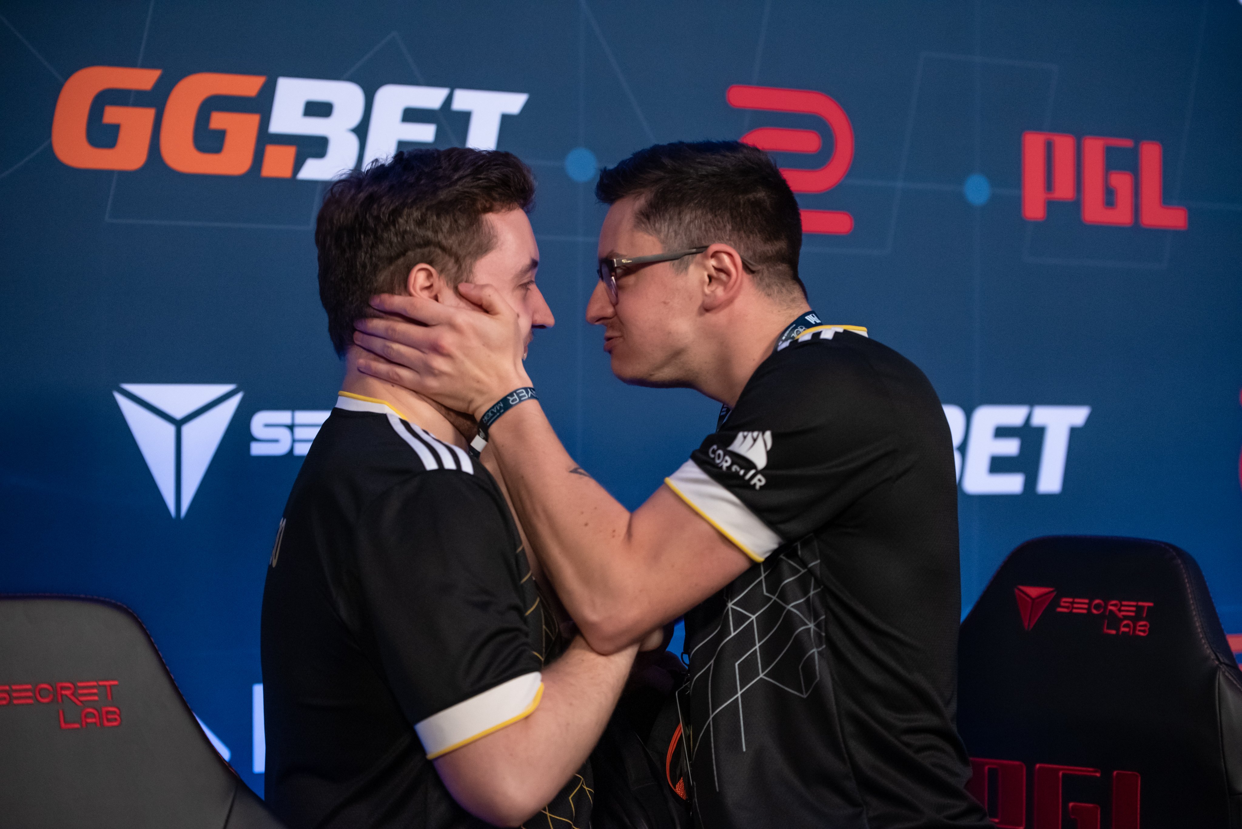 CSGO新学期攻略：团队配合与竞技模式提升游戏技巧