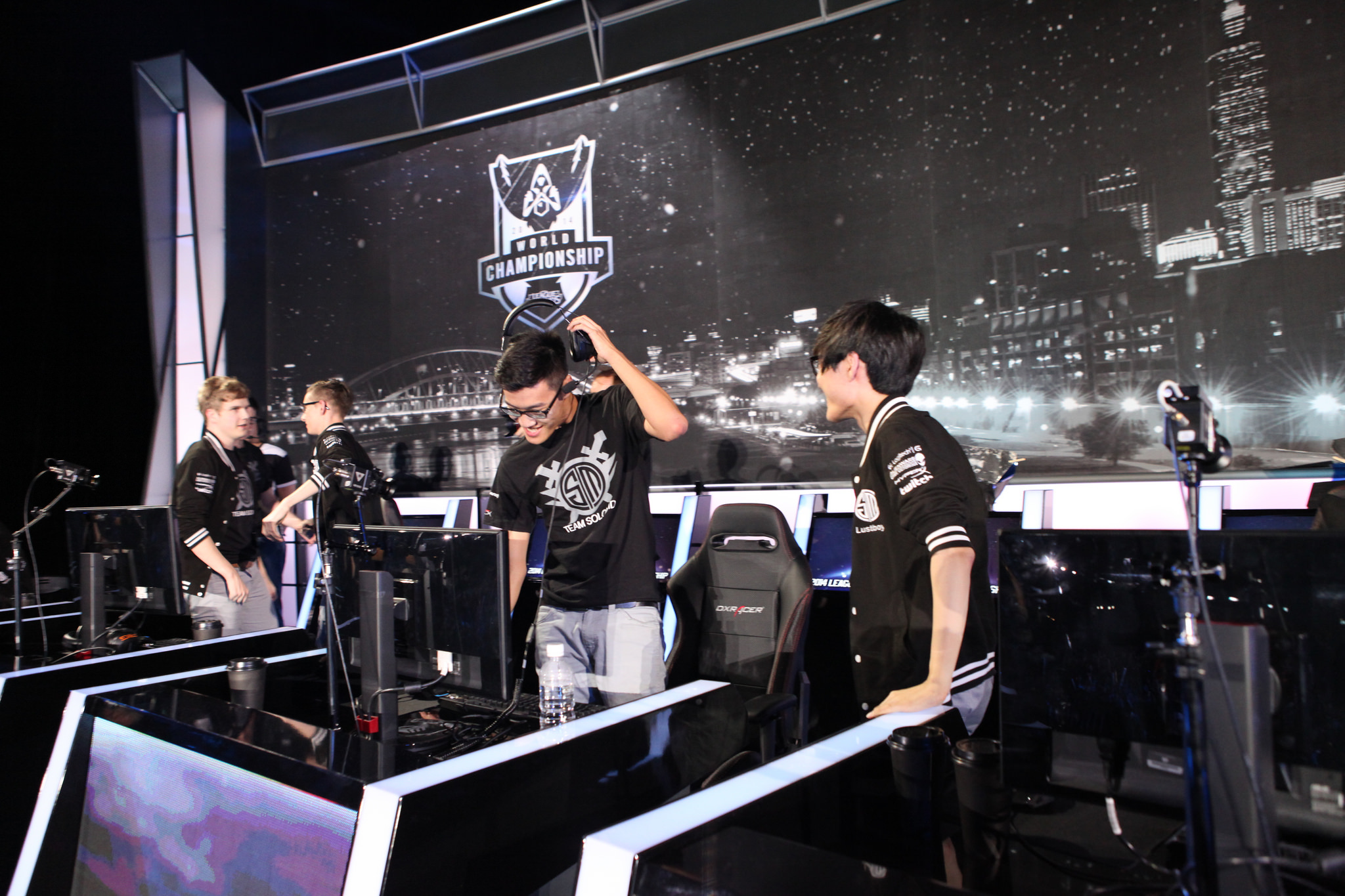 英雄联盟S15全球总决赛全面开战，最新战队动态一手掌握